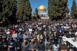 Tens of thousands join for Ramadan's first Friday prayer in Jerusalem