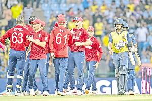 England rout Sri Lanka for 95 to win Super Eights opener