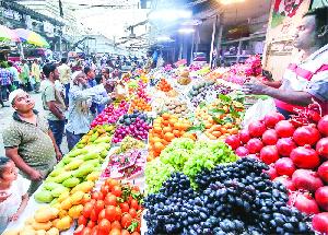 Pricey fruits frown at fixed-income groups 