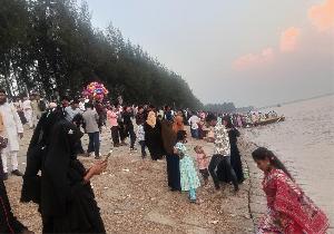 Crowds flock to Meghna riverbanks as Laxmipur coastal spots thrive