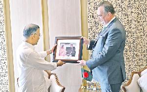 US ambassador presents historic photographs to PM