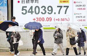 Asian shares mostly higher ahead of Trump's deadline for Iran to reopen oil route