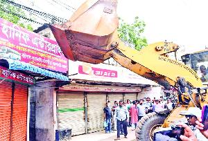 DSCC clears 240 illegal bus counters in Sayedabad