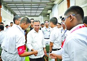 PM exchanges greetings with students of his old college