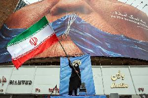 US threatens 'devastating' response to any Iran attack on shipping