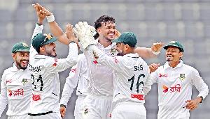 Bangladesh tighten grip on second Test after Pakistan collapse