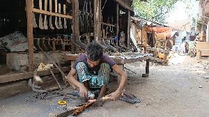 Kaptai blacksmiths busy ahead of Eid 