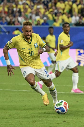 Brazil reach World Cup last 32
