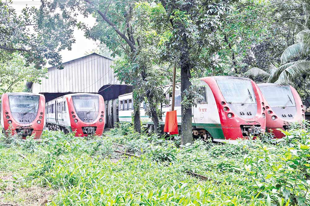 Rusting DEMU Trains Tell a Story of Neglect