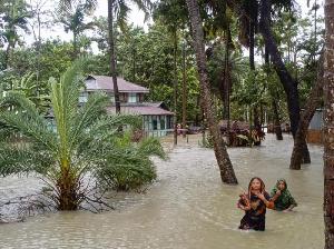 Continuous rain leaves thousands marooned at Char Fasson
