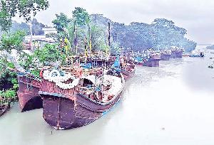 Thousands of fishers idle as rough seas force trawlers to suspend fishing