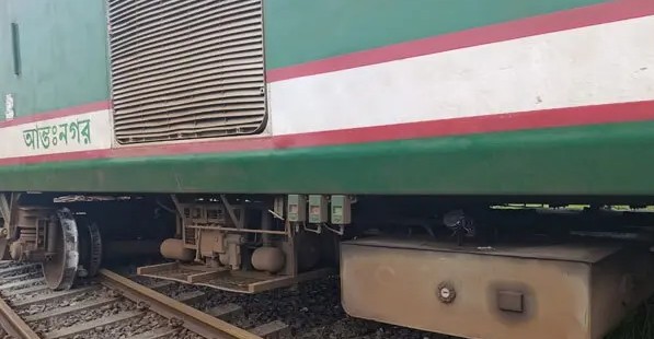 Two coaches derailed, Ekota Express continues