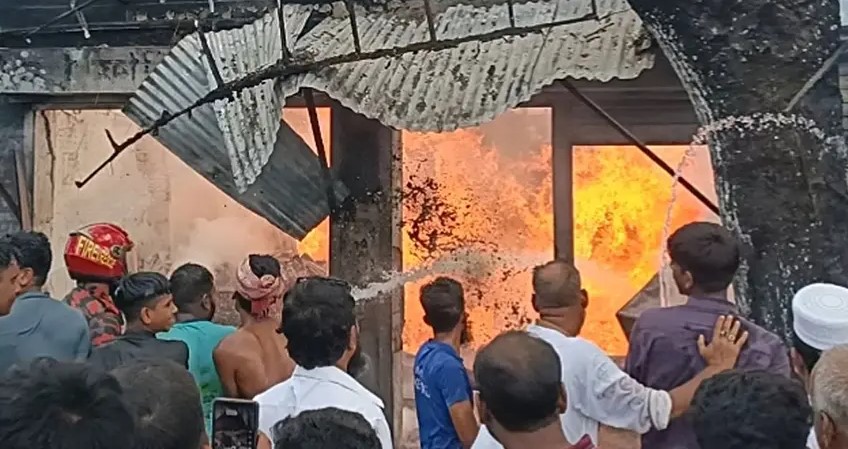 Fire at petrol pump in Natore causes BDT 20lakh loss