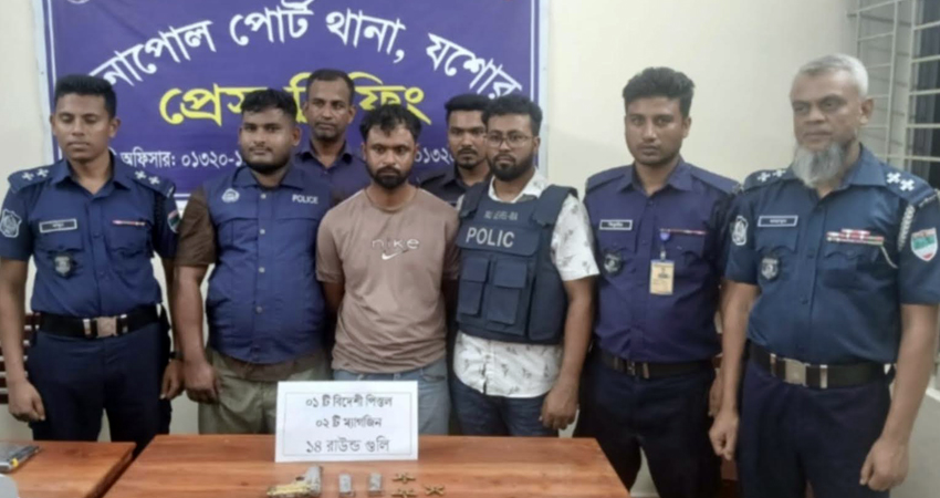 Man held with pistol, bullets in Benapole