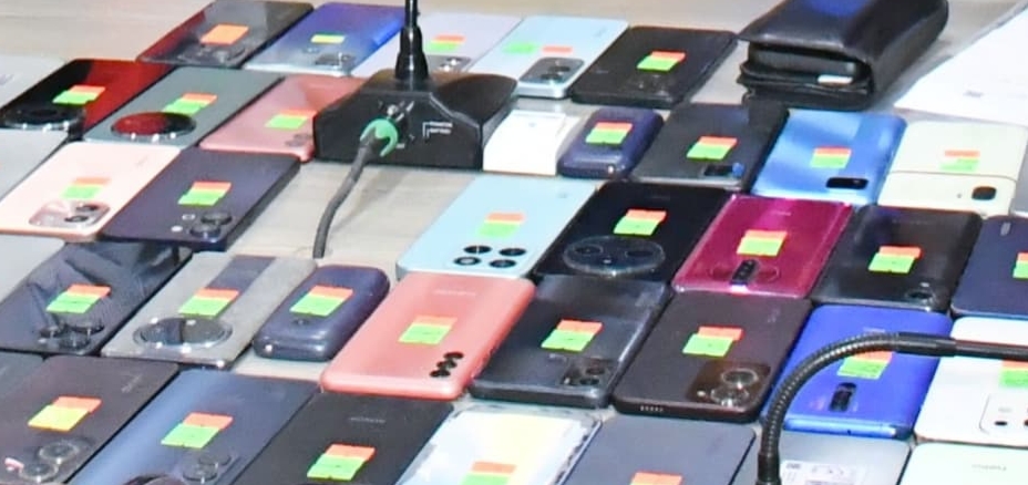 ‎Police return 80 recovered lost mobile phones in Naogaon