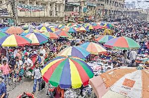 Hawkers return to footpaths soon after eviction