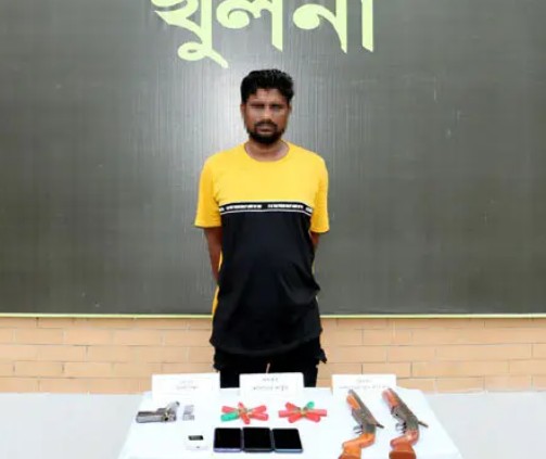 Arman arrested in Khulna with firearms