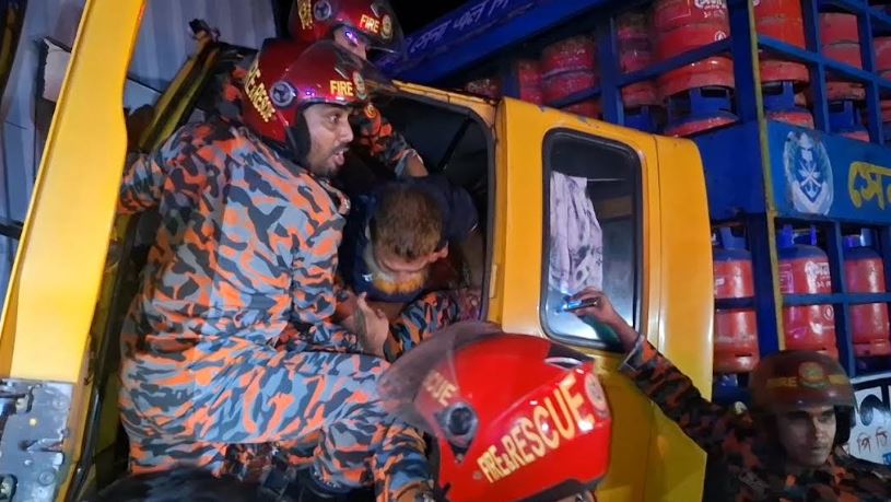 Gas cylinder truck hits covered van on Dhaka-Mawa Expressway