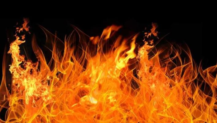 Fire breaks out at cloth warehouse in Ctg New Market