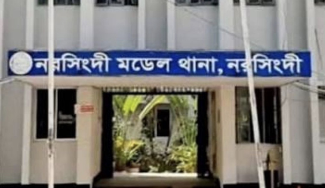 Manager set on fire after refusing free liquor in Narsingdi