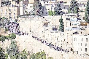 Ben-Gvir joins hundreds of Israelis to storm Al-Aqsa Mosque compound
