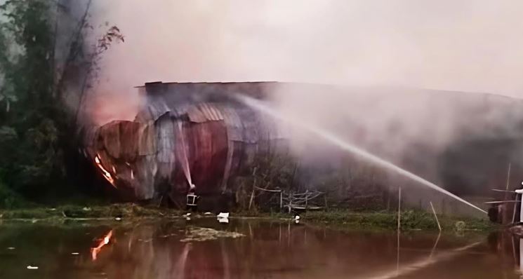 Tongi warehouse fire destroys goods worth Tk 50 lakh