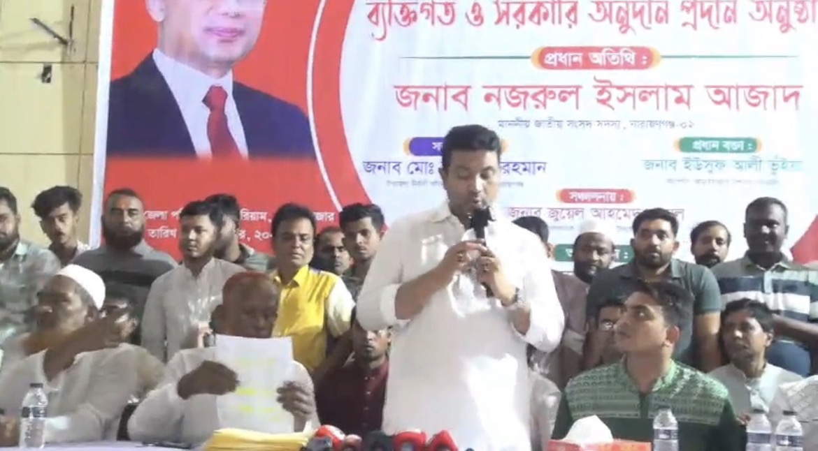 Nazrul Islam Azad provides aid to 37 Durga Puja temples 