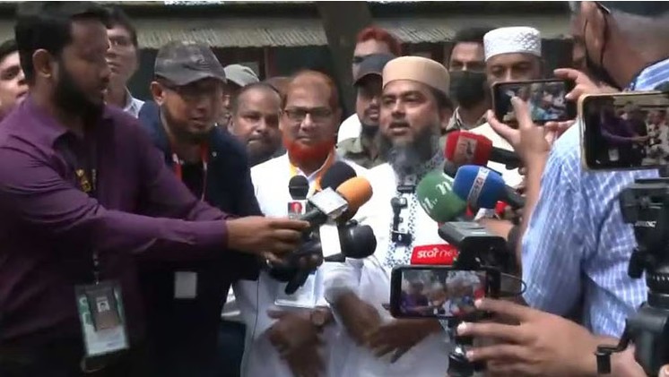 Jamaat candidate complains about absence of photograph on presiding officer's card
