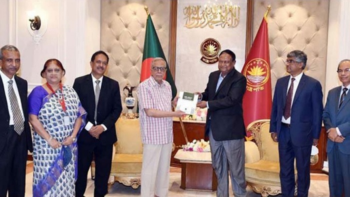 A delegation of Bangladesh Competition Commission led by Commerce Minister Tipu Munshi presented the annual report of the commission for FY2020-2021 to the President at Bangabhaban on Thursday. Commerce Secretary Tapan Kanti Ghosh, Chairman of the Commission Mofizul Islam and members GM Saleh Uddin, AFM Manzoor Qadir, and Nasrin Begum were present during meeting.