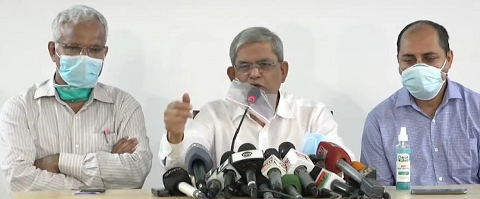 BNP Secretary General Mirza Fakhrul Islam Alamgir addressing a press conference at the BNP Chairperson's political office at Gulshan in the capital on Monday. Khaleda Zia's personal physician Dr AZM Zahid Hossain (Left) is also seen. PHOTO: DAILY OBSERVER ONLINE 