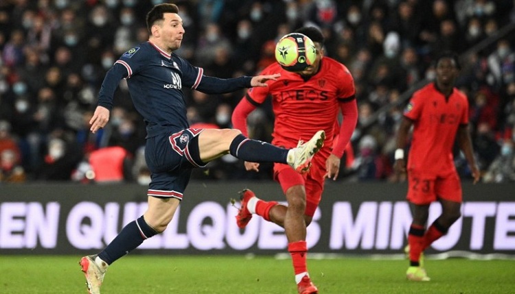 Paris Saint-Germain forward Lionel Messi eyes the ball during their Ligue 1 match against Nice at the Parc des Princes Stadium in Paris on Wednesday. Photo: AFP 