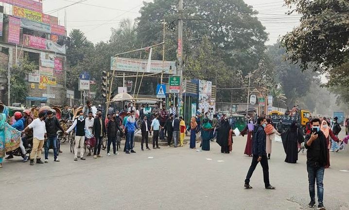 Students of 7 DU-affiliated colleges protest at Nilkhet over exam postponement