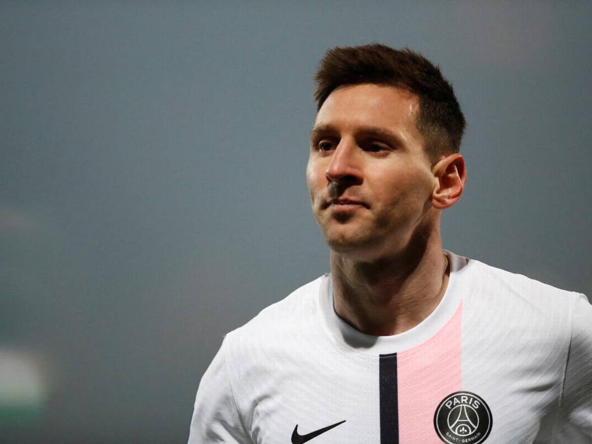 Soccer-Messi back in PSG squad, Mbappe fit for Reims game