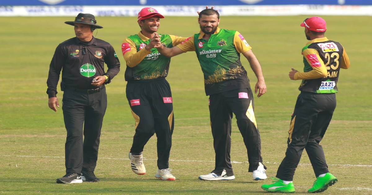 Mashrafe picks up 2 wickets but Dhaka suffers defeat