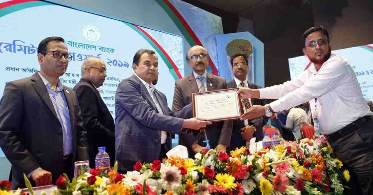  Finance Minister AHM Mustafa Kamal hands over the 'Bangladesh Bank Remittance Award-2019-20' to the recipients at function at the Krishibid Institution Bangladesh (KIB) in the city on Thursday. Bangladesh Bank Governor Fazle Kabir was present.