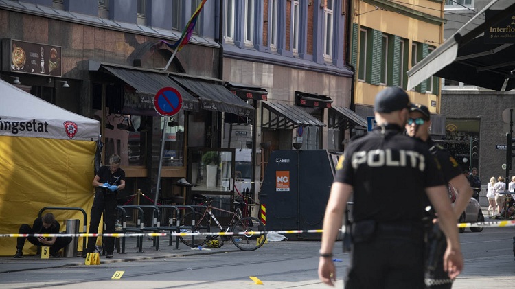 Police investigators are seen working at the crime scene on June 25, 2022, in the aftermath of a shooting outside pubs and nightclubs in central Oslo killing two people injuring 21. – Police said a suspect had been arrested following the shootings, which occurred around 1:00 am (2300 GMT Friday) in three locations, including a gay bar, in the centre of the Norwegian capital. Police reported two dead and 14 wounded, said two weapons had been seized and are "investigating the events as a terrorist act". (Photo by AFP)