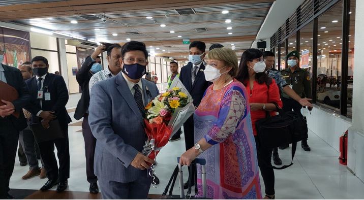 Foreign Minister AK Abdul Momen receives United Nations High Commissioner for Human Rights Michelle Bachelet at Hazrat Shahjalal International Airport in Dhaka on Sunday. 