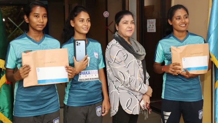 The BFF Women Football Committee's chairman Mahfuza Akter Kiron on Saturday handed three women footballers -- Krishna Rani Sarker, Sanjida Akter and Shamsunnahar Senior- back their money and phones at her own initiatives.