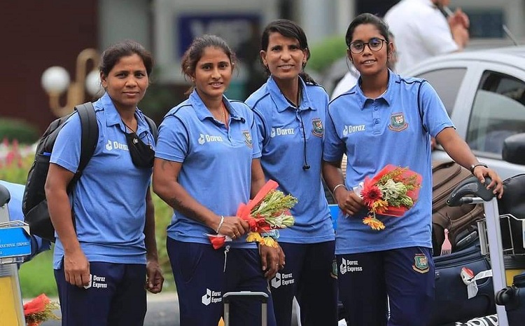 Bangladesh women cricketers pose for photographs after arriving at Hazrat Shahjalal International Airport in Dhaka on Tuesday (September 27, 2022) morning.