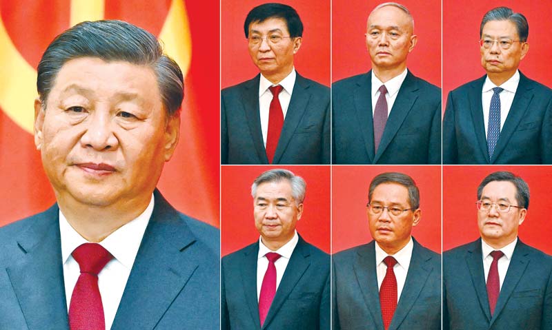 (COMBO) This combination of photos created on October 23 shows China's President Xi Jinping (L) and other new members of the Communist Party of China's Politburo Standing Committee (top 2nd L to R) Wang Huning, Cai Qi, Zhao Leji, (bottom 2nd L to R) Li Xi, Li Qiang and Ding Xuexiang, as they meet the media in the Great Hall of the People in Beijing on October 23. photo : AFP