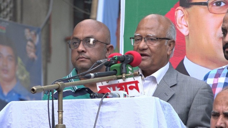 BNP standing committee member Dr Khondker Mosharraf Hossain addresses the party's Dhaka divisional mass rally at Golapbagh in the capital on Saturday (December 10) afternoon.