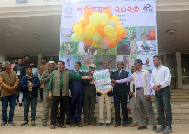 JU Vice-Chancellor Prof Nurul Alam inaugurates the fair by releasing balloons on the campus on Friday. Photo: Collected 