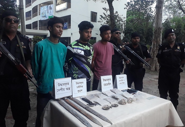 Three youth held with 1.5 kgs heroin in Dinajpur