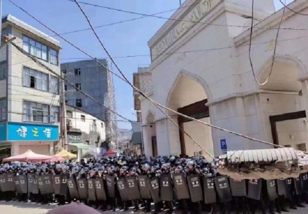 Police block the entrance to the Najiaying mosque's courtyard in Najiaying, Tonghai county, Yunnan, on Saturday. This photo briefly circulated on Chinese social media before being censored.