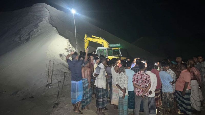 3 die as sand pile collapses in Rajbari
