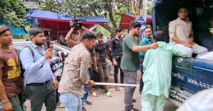 Police charge batons on Jamaat'e rally at Panthapath