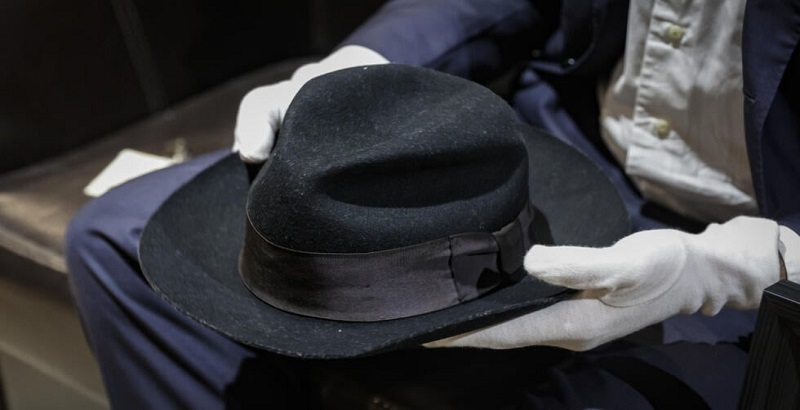 Moonwalk hat of Michael Jackson up for auction