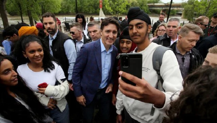 Canada's Prime Minister Justin Trudeau with high school students in Manitoba. Reuters 