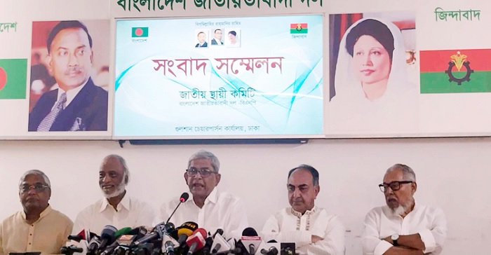 BNP secretary general Mirza Fakhrul Islam Alamgir addressing at a press conference, on behalf of the BNP standing committee, at the party chairperson's Gulshan office in Dhaka on Tuesday
