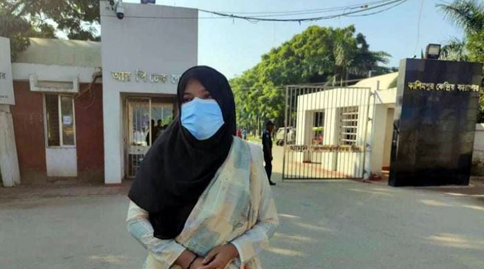 JnU student Khadija walks out on bail